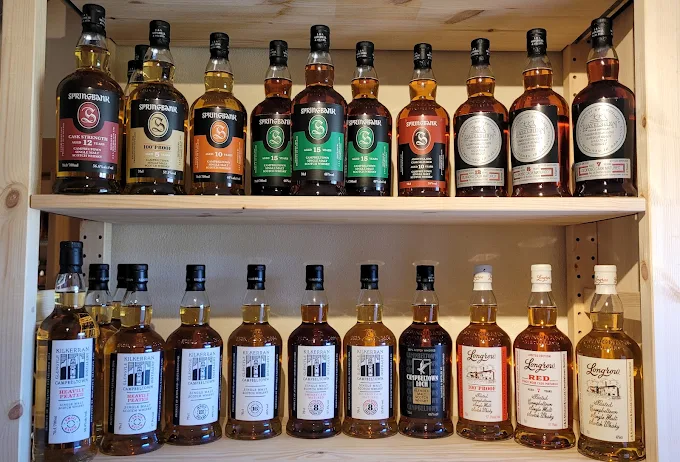 Whiskyflaschen in den Holzregalen bei Weinhandel Trompeter